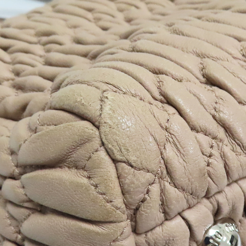 藕粉色 抓皺 NAPPA皮革 Matelasse 肩背包【MIU MIU 繆繆】 5BA958-12