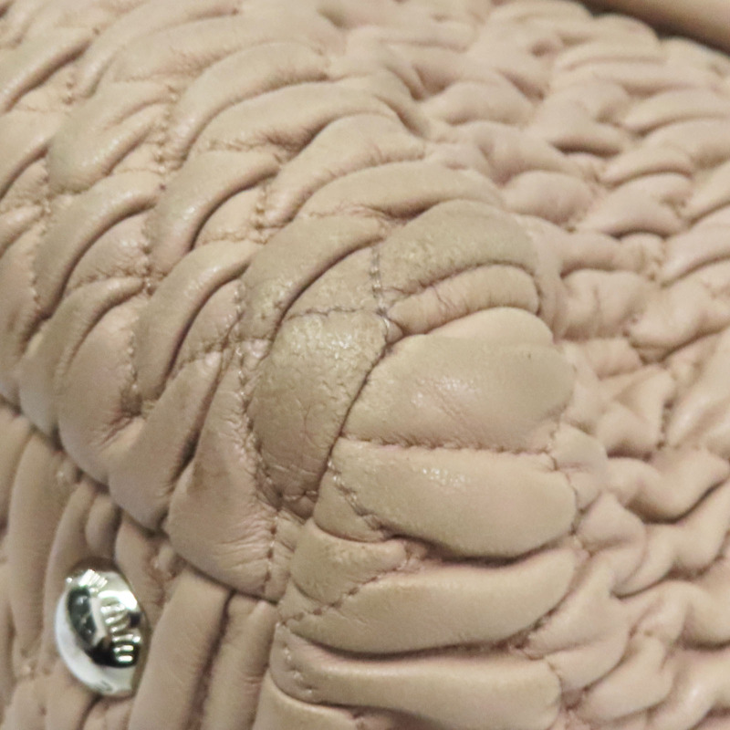 藕粉色 抓皺 NAPPA皮革 Matelasse 肩背包【MIU MIU 繆繆】 5BA958-15