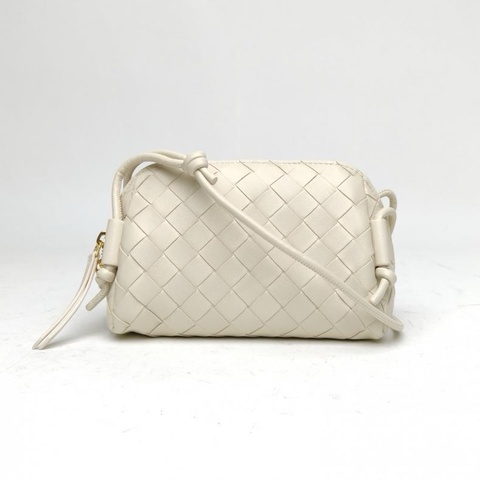 BOTTEGA VENETA 白色羊皮concert編織貝殼斜挎包
