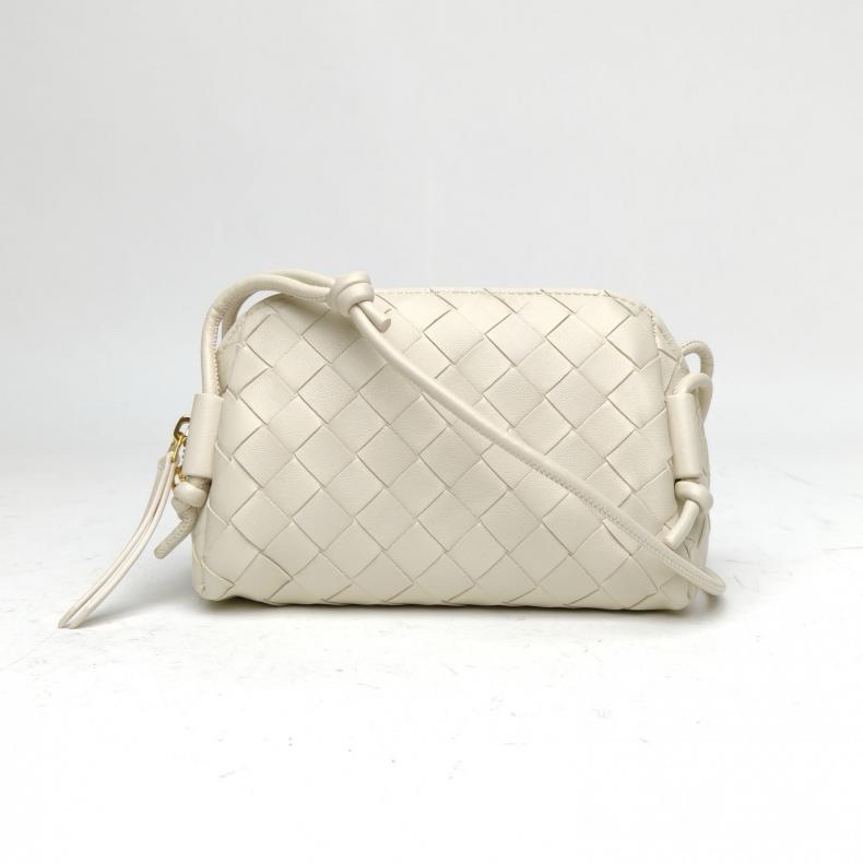 BOTTEGA VENETA 白色羊皮concert編織貝殼斜挎包-0
