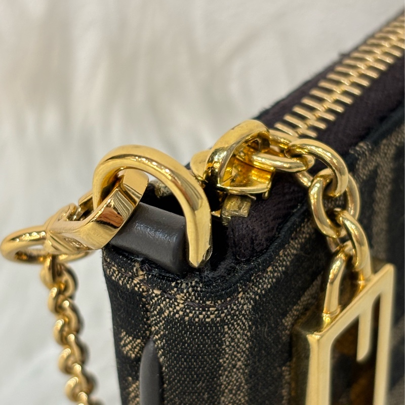 FENDI 8M0535 Baguette FF 緹花老花 金鍊 迷你貝貴提零錢包小廢包口紅包耳機包手拿包手提包-1