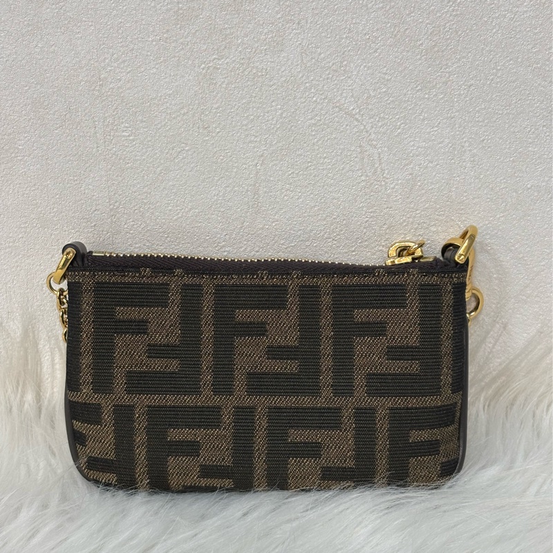 FENDI 8M0535 Baguette FF 緹花老花 金鍊 迷你貝貴提零錢包小廢包口紅包耳機包手拿包手提包-5