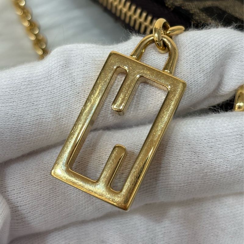 FENDI 8M0535 Baguette FF 緹花老花 金鍊 迷你貝貴提零錢包小廢包口紅包耳機包手拿包手提包-15