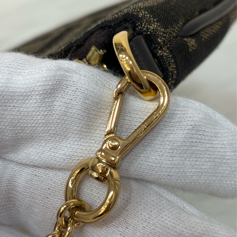 FENDI 8M0535 Baguette FF 緹花老花 金鍊 迷你貝貴提零錢包小廢包口紅包耳機包手拿包手提包-17