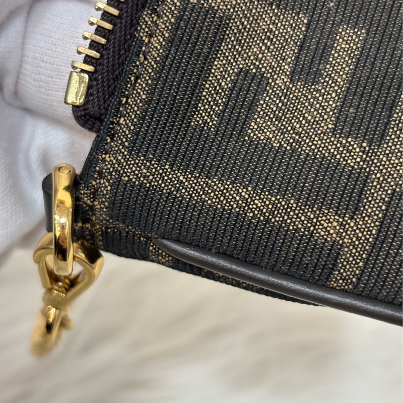 FENDI 8M0535 Baguette FF 緹花老花 金鍊 迷你貝貴提零錢包小廢包口紅包耳機包手拿包手提包-27