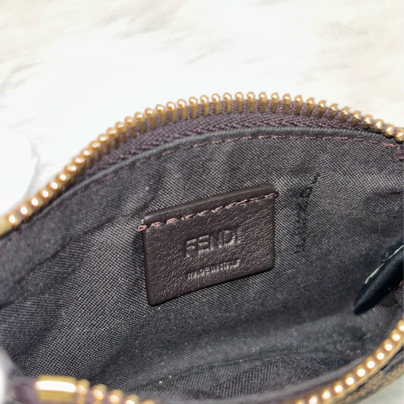 FENDI 8M0535 Baguette FF 緹花老花 金鍊 迷你貝貴提零錢包小廢包口紅包耳機包手拿包手提包-33