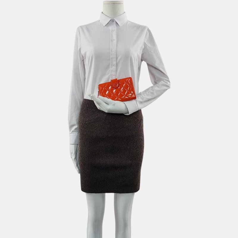 CHANEL橘紅色漆皮菱格紋錢包銀色五金16開-1