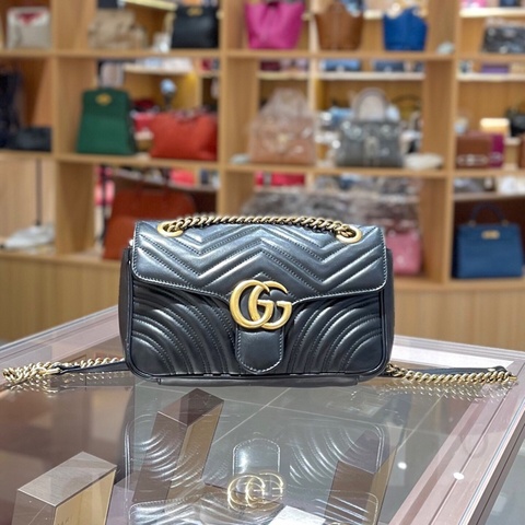 GUCCI古馳 GG Marmont 馬蒙 金標Logo做舊絎縫牛皮鏈條包斜挎單肩包,小號 女款黑色,尺寸：長26cm 寬7cm 高15cm,9新內里有點髒