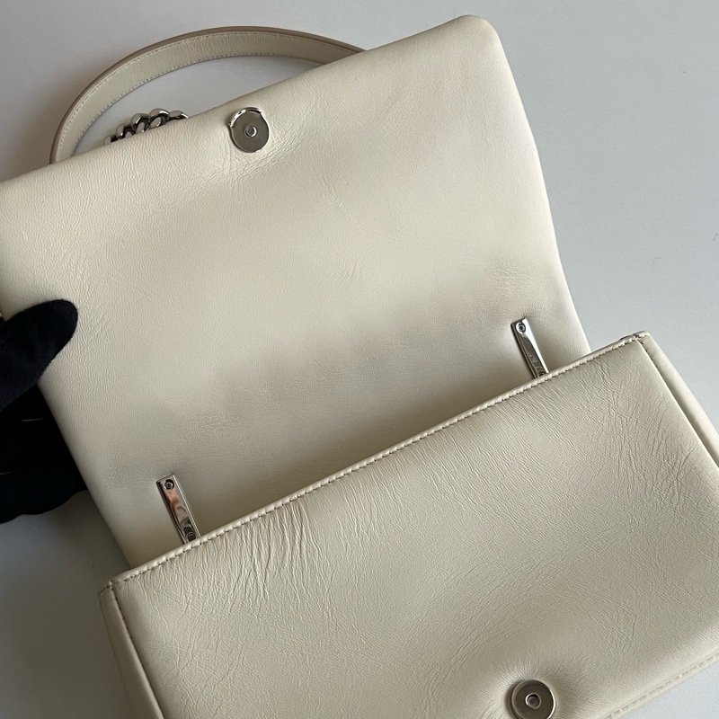 Burberry Lola chain bag奶白色鏈條包-4
