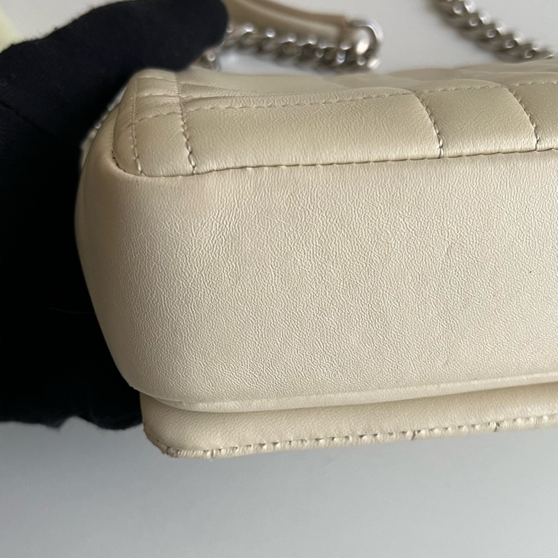 Burberry Lola chain bag奶白色鏈條包-9