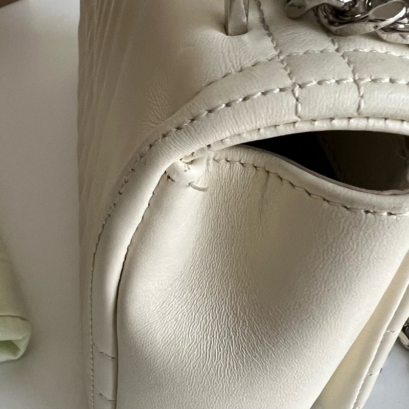 Burberry Lola chain bag奶白色鏈條包-15