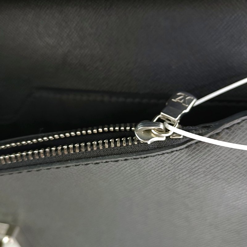 LOUIS VUITTON MINUTO黑色牛皮手拿包銀色五金-12