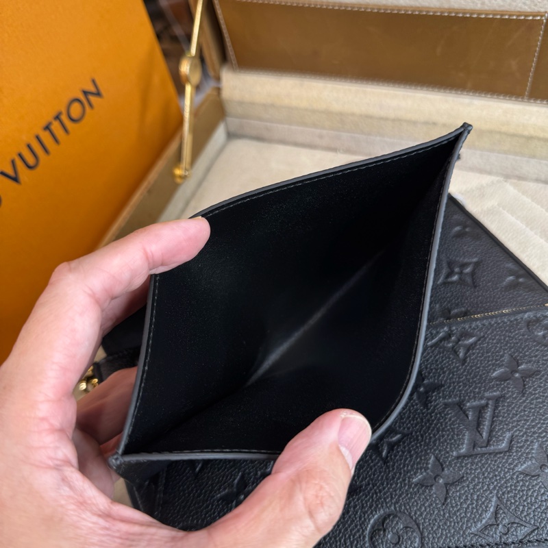 上架中🔑Louis Vuitton 經典黑牛皮壓花晚宴包-21