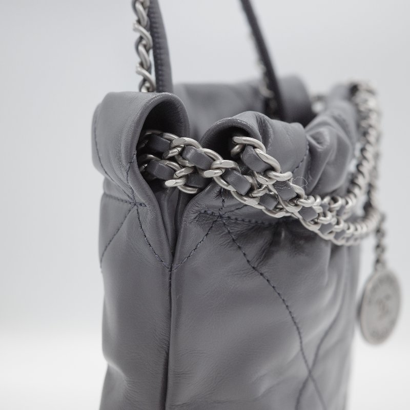 Chanel 香奈兒 22Bag Mini Hobo 水泥灰色 絎縫小牛皮 銀扣 肩背包-17