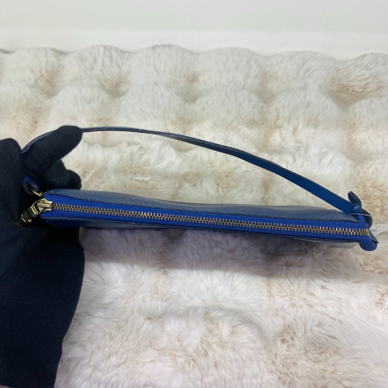 LV Epi Pochette Accessoires藍色水波紋手提包-2