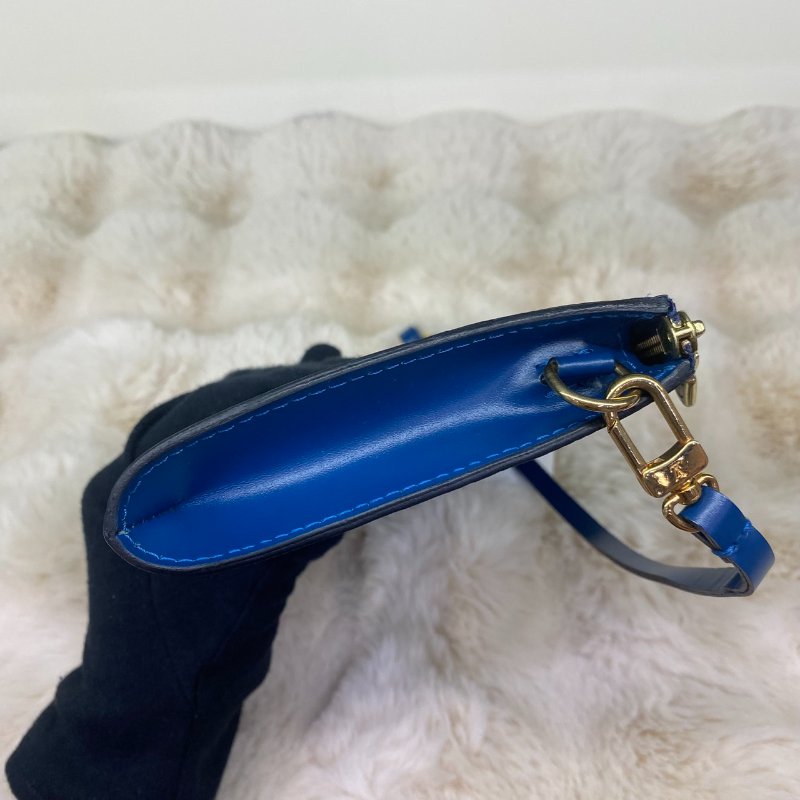 LV Epi Pochette Accessoires藍色水波紋手提包-3