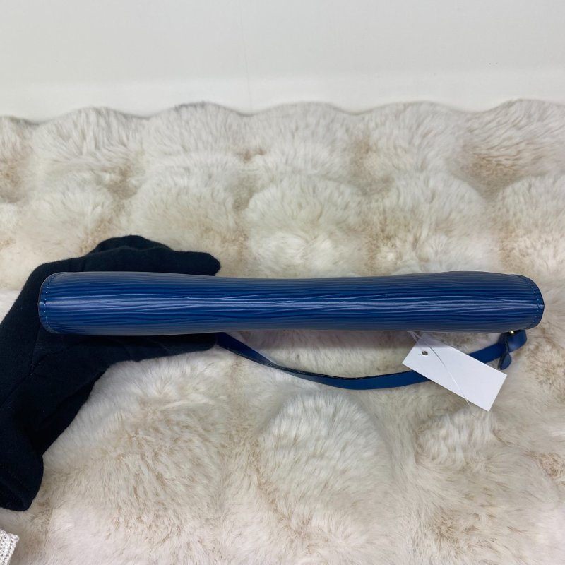 LV Epi Pochette Accessoires藍色水波紋手提包-7