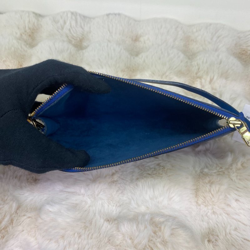 LV Epi Pochette Accessoires藍色水波紋手提包-8