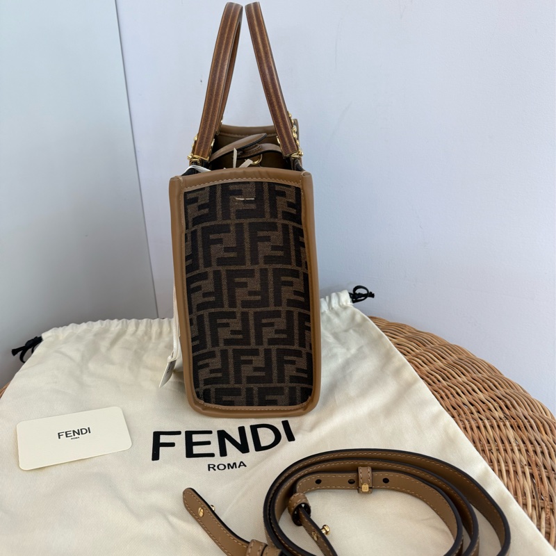 閒置新品FENDI棕色木柄提花滿版logo Sunshine小型手提側背包8BH394ALVYF1GE3-3