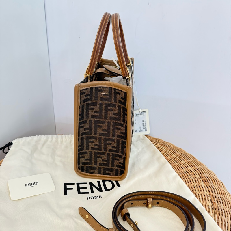 閒置新品FENDI棕色木柄提花滿版logo Sunshine小型手提側背包8BH394ALVYF1GE3-4