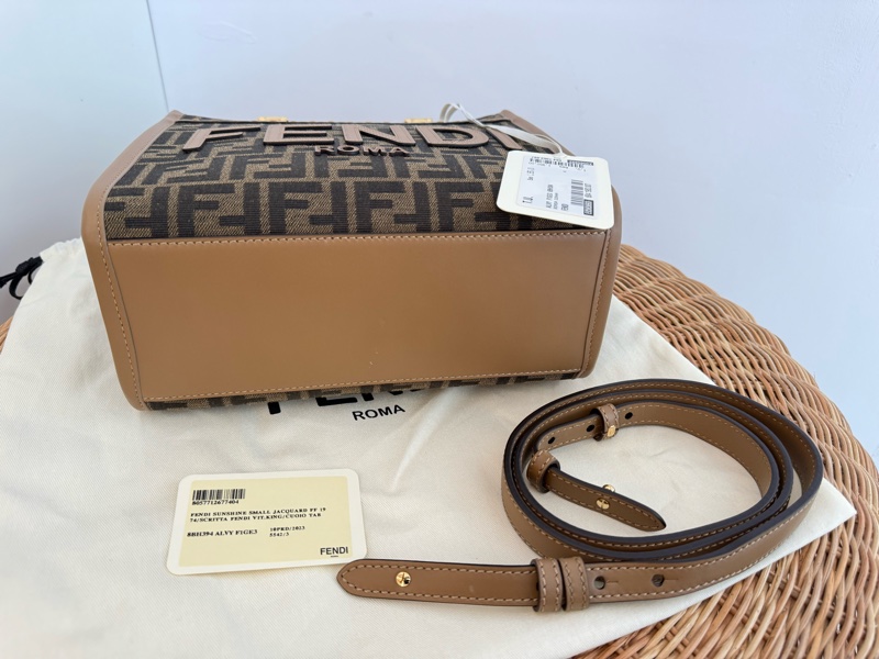 閒置新品FENDI棕色木柄提花滿版logo Sunshine小型手提側背包8BH394ALVYF1GE3-5