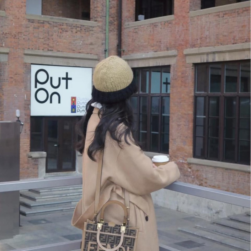 閒置新品FENDI棕色木柄提花滿版logo Sunshine小型手提側背包8BH394ALVYF1GE3-11