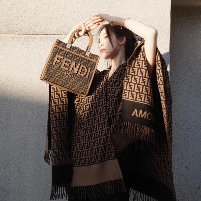 閒置新品FENDI棕色木柄提花滿版logo Sunshine小型手提側背包8BH394ALVYF1GE3-12