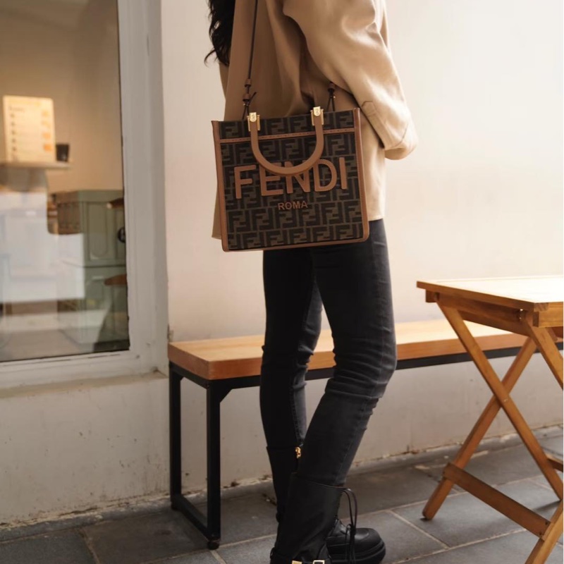 閒置新品FENDI棕色木柄提花滿版logo Sunshine小型手提側背包8BH394ALVYF1GE3-13