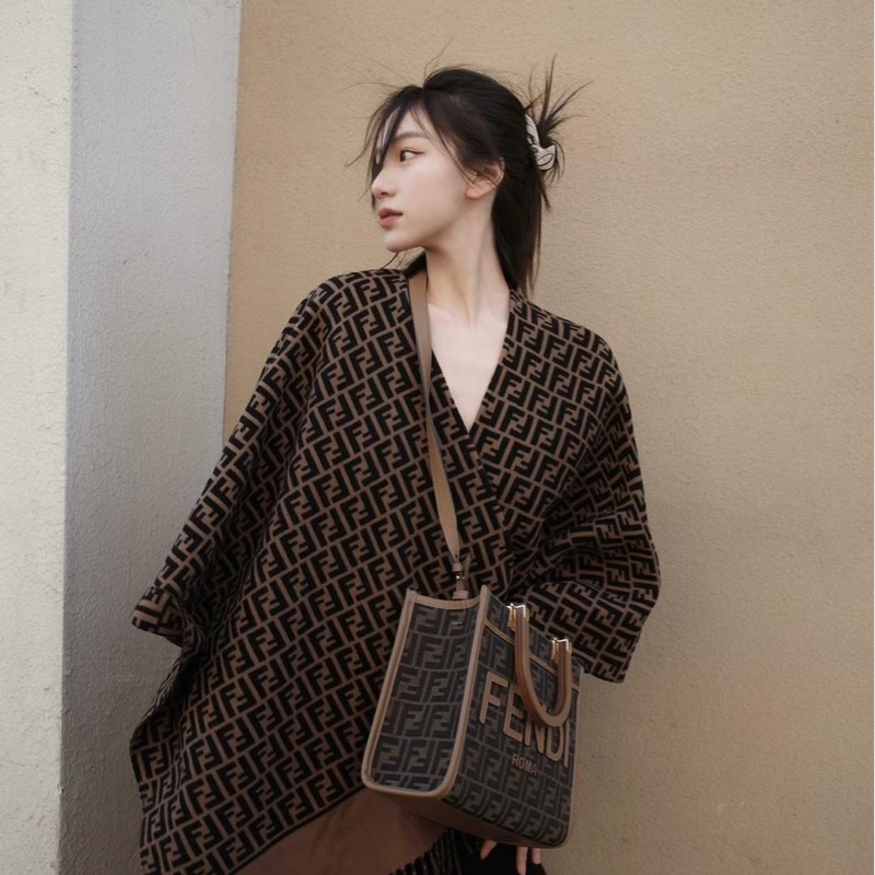 閒置新品FENDI棕色木柄提花滿版logo Sunshine小型手提側背包8BH394ALVYF1GE3-14