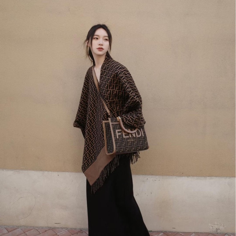 閒置新品FENDI棕色木柄提花滿版logo Sunshine小型手提側背包8BH394ALVYF1GE3-15