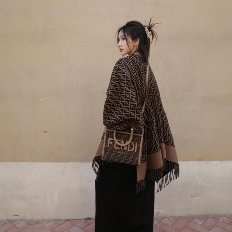 閒置新品FENDI棕色木柄提花滿版logo Sunshine小型手提側背包8BH394ALVYF1GE3-16