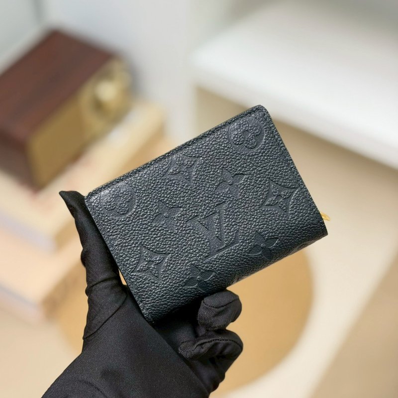 🏷LV 路易威登．Clea 壓紋對開短夾 M80151/客人寄賣-1