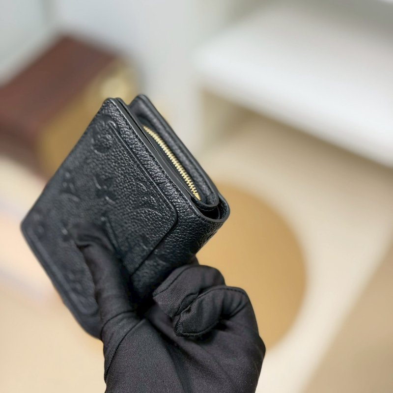 🏷LV 路易威登．Clea 壓紋對開短夾 M80151/客人寄賣-7