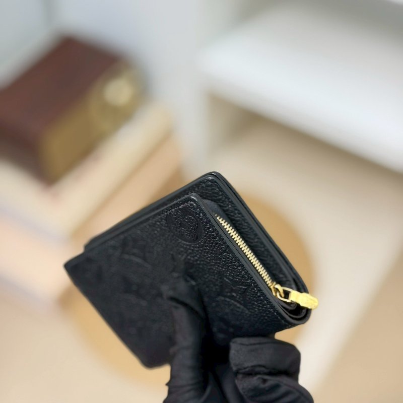 🏷LV 路易威登．Clea 壓紋對開短夾 M80151/客人寄賣-9