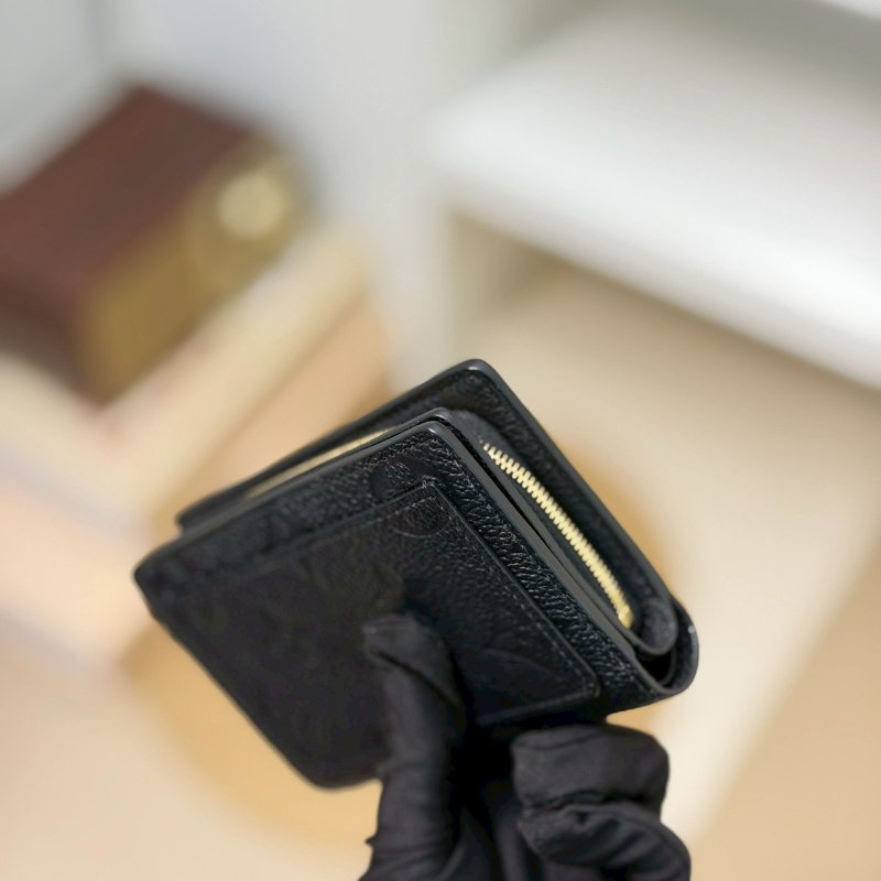 🏷LV 路易威登．Clea 壓紋對開短夾 M80151/客人寄賣-11