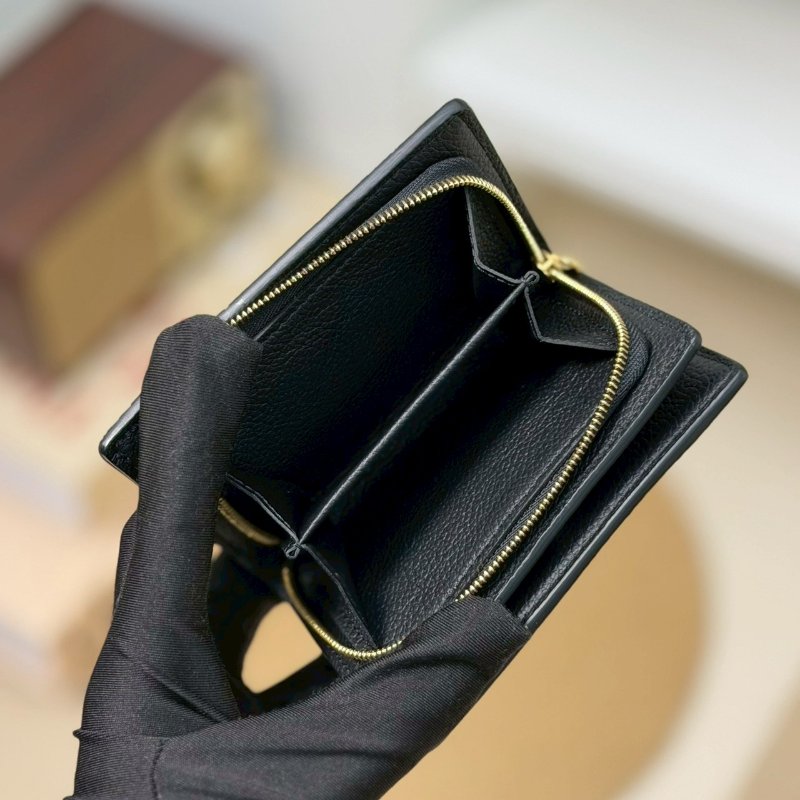 🏷LV 路易威登．Clea 壓紋對開短夾 M80151/客人寄賣-16