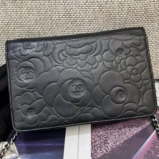 Chanel香奈兒黑銀牛皮山茶花woc鏈條單肩包-1