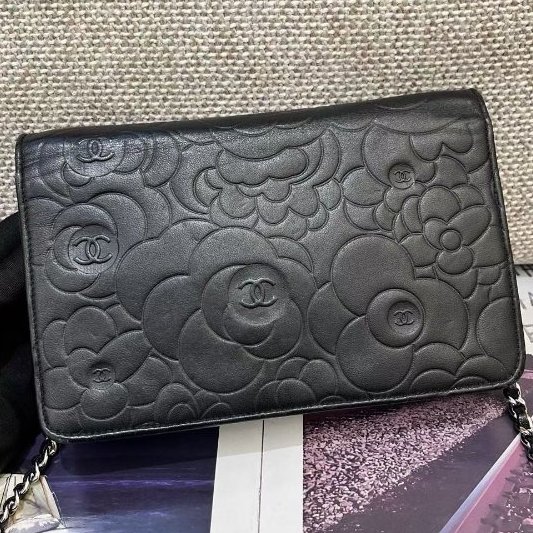 Chanel香奈兒黑銀牛皮山茶花woc鏈條單肩包-6