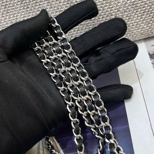 Chanel香奈兒黑銀牛皮山茶花woc鏈條單肩包-9