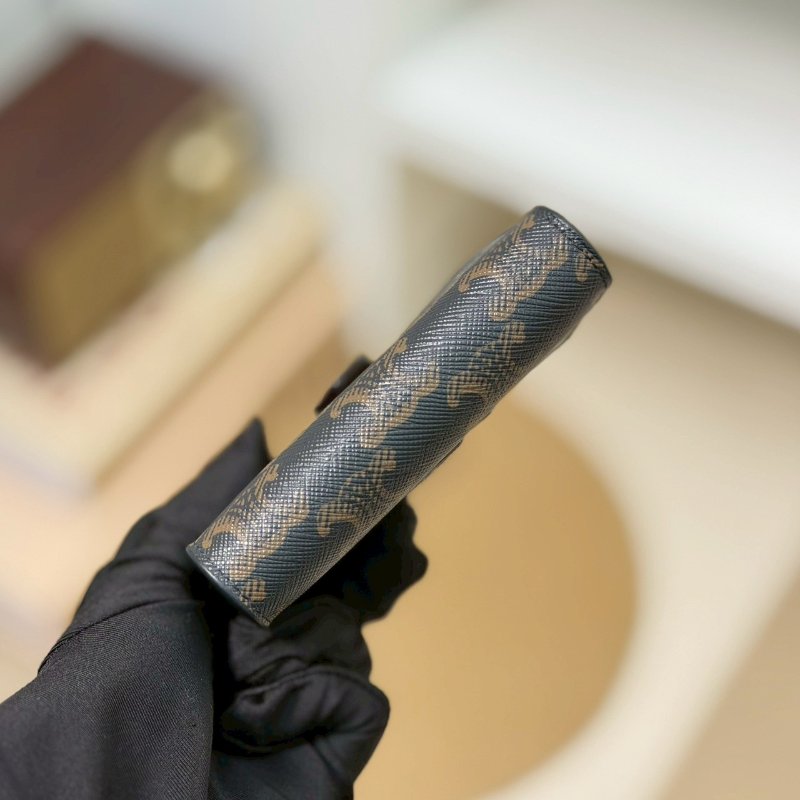 🏷Celine 瑟琳．Strap 老花對開短夾-12