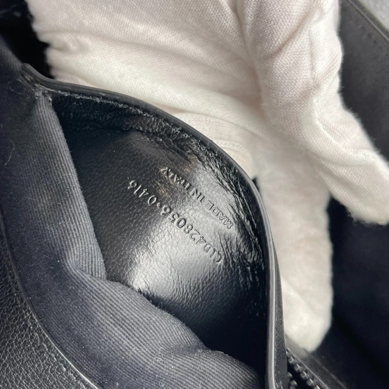 YSL聖羅蘭黑銀V紋郵差包,9新,黑銀牛皮材質,尺寸24*17*6.5cm-3