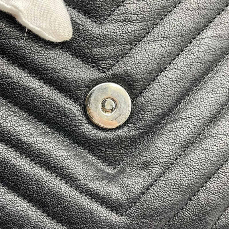 YSL聖羅蘭黑銀V紋郵差包,9新,黑銀牛皮材質,尺寸24*17*6.5cm-9