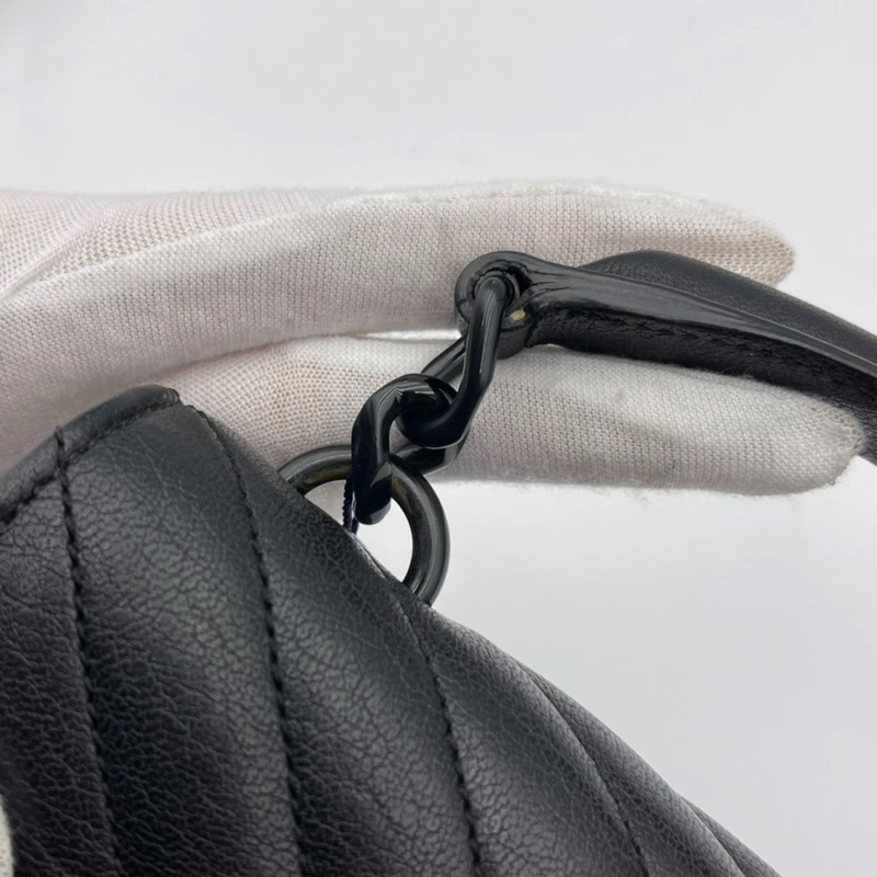 YSL聖羅蘭黑銀V紋郵差包,9新,黑銀牛皮材質,尺寸24*17*6.5cm-10