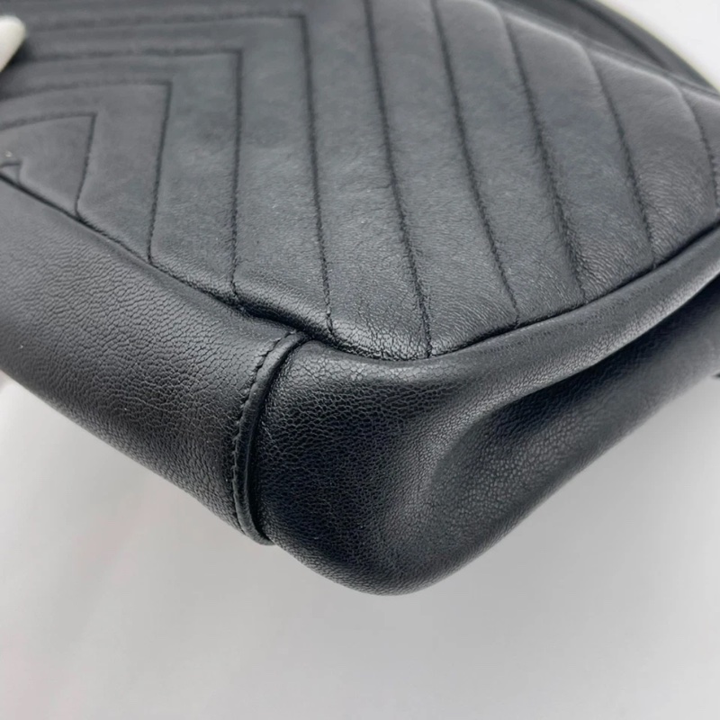 YSL聖羅蘭黑銀V紋郵差包,9新,黑銀牛皮材質,尺寸24*17*6.5cm-11