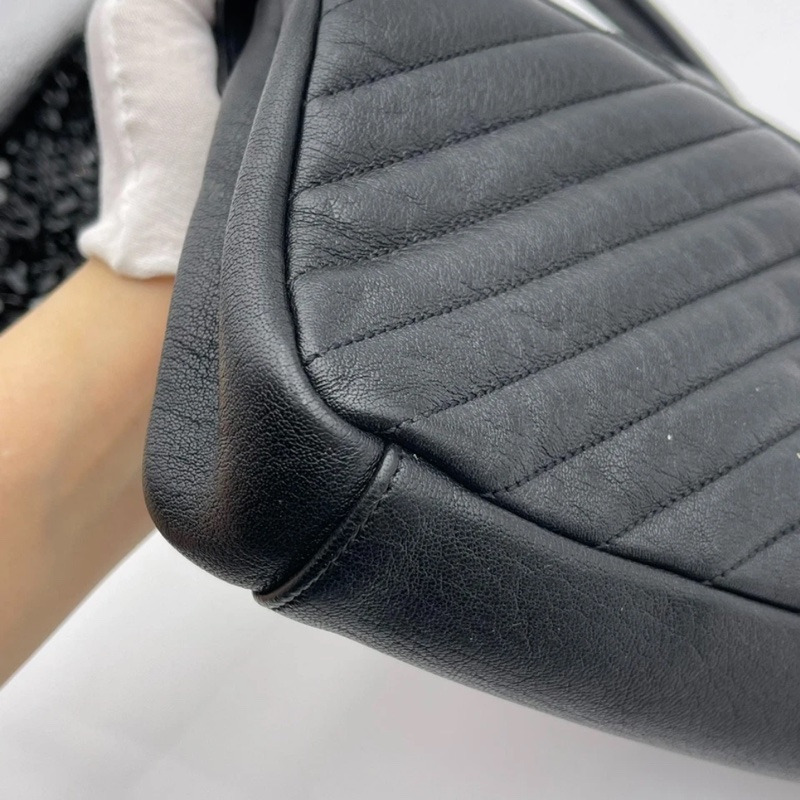 YSL聖羅蘭黑銀V紋郵差包,9新,黑銀牛皮材質,尺寸24*17*6.5cm-13