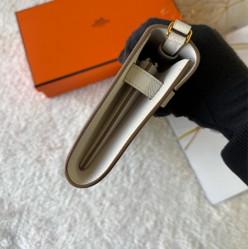 金釦 Epsom皮 Kelly To Go 皮夾式斜背包(奶灰色)-2