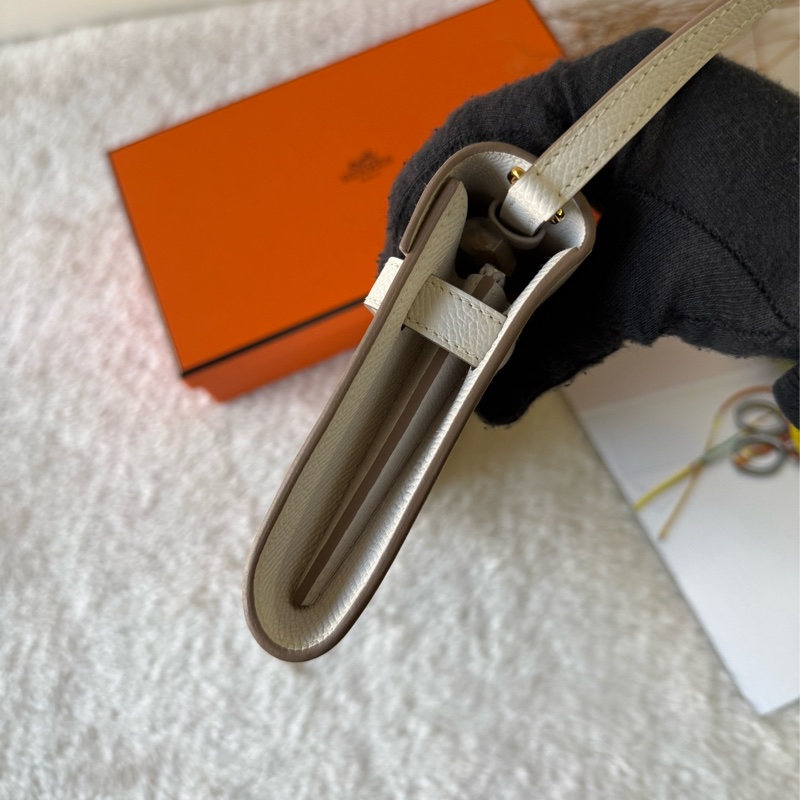 金釦 Epsom皮 Kelly To Go 皮夾式斜背包(奶灰色)-4