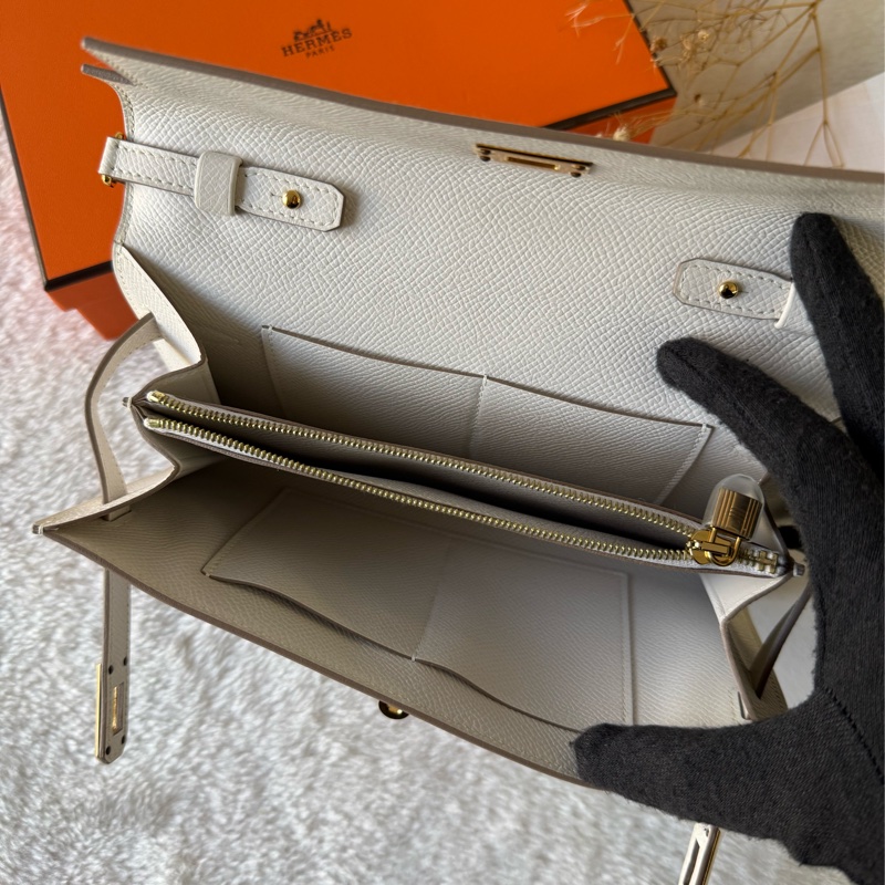 金釦 Epsom皮 Kelly To Go 皮夾式斜背包(奶灰色)-7