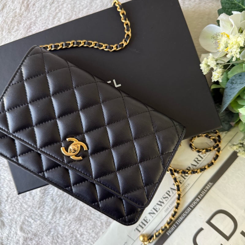 經典CC Logo金釦菱格紋小羊皮金球WOC(黑色)-0