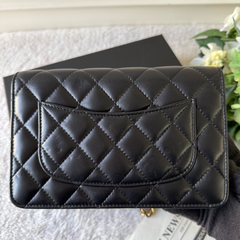 經典CC Logo金釦菱格紋小羊皮金球WOC(黑色)-1